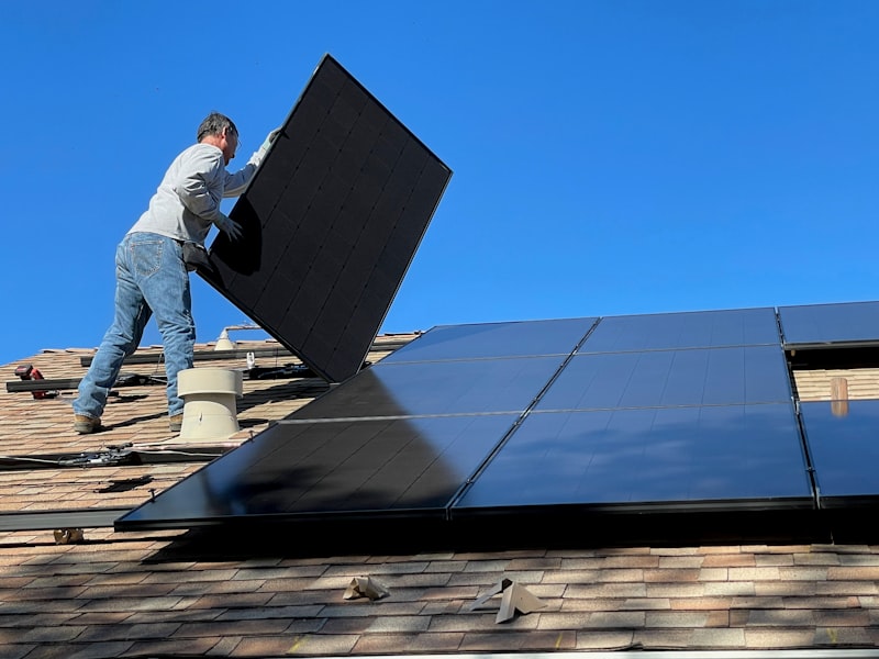 Photovoltaik – Solarmodule auf einem Hausdach